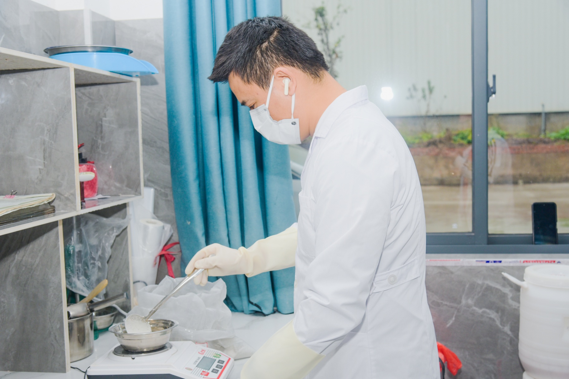 Powder weighing and sample preparation
